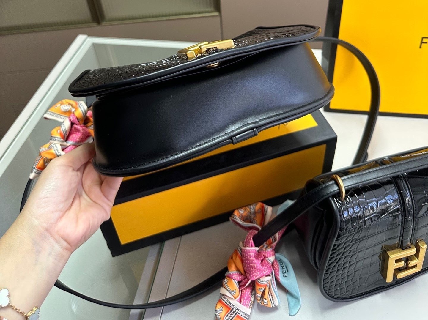 FD C’MON MEDIUM CROCODILE AND LEATHER BAG BLACK 25CM 8BT366AQ18F04TX