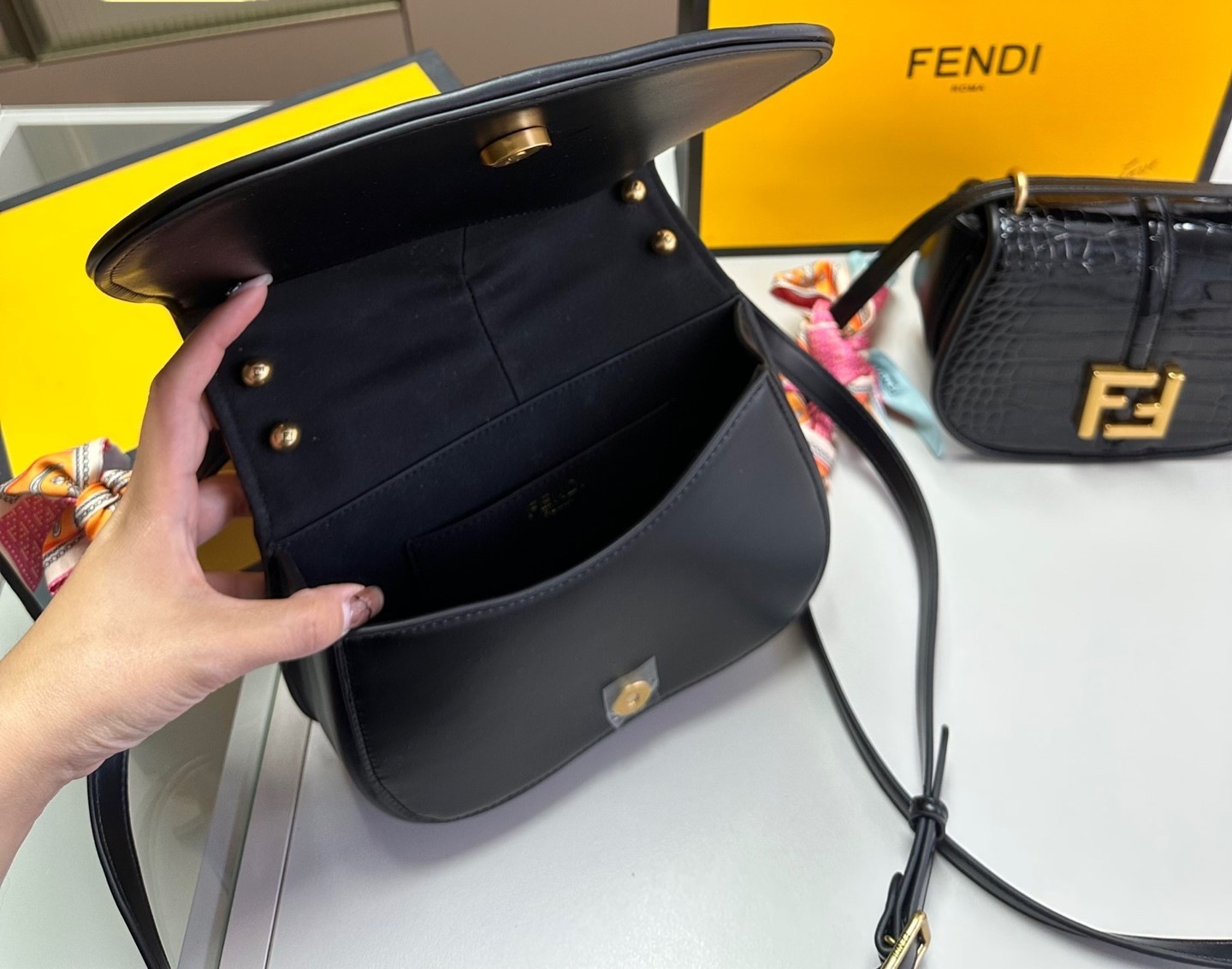 FD C’MON MEDIUM CROCODILE AND LEATHER BAG BLACK 25CM 8BT366AQ18F04TX