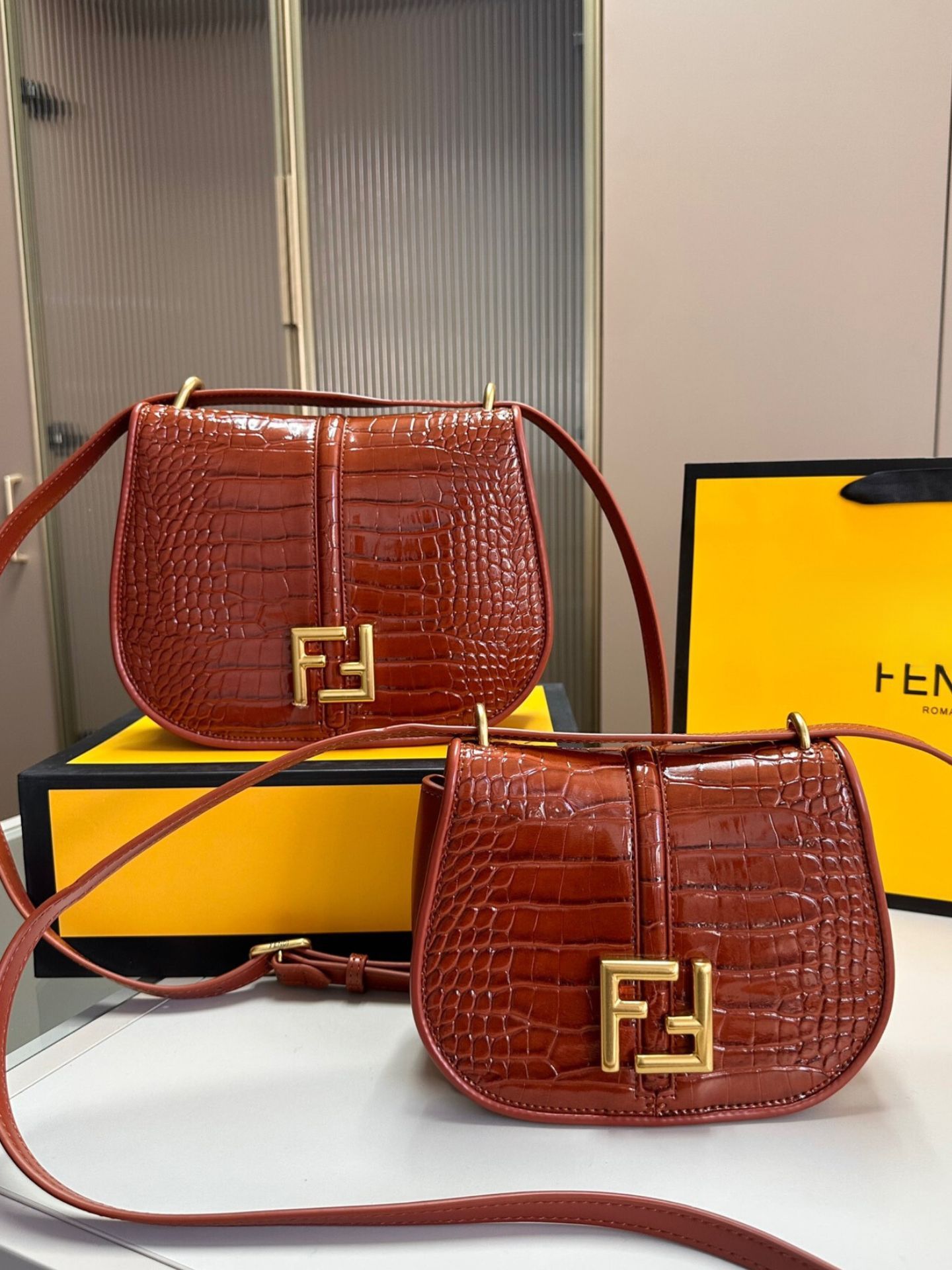 FD C’MON MEDIUM CROCODILE AND LEATHER BAG BROWN 25CM 8BT366AQ18F1LEX