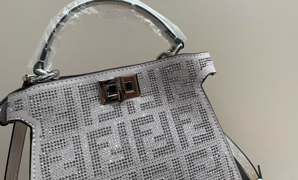 FD PEEKABOO ISEEU PETITE SILVER LEATHER BAG WITH CRYSTAL FF MOTIF 21CM 8BN335APKFF1JSU