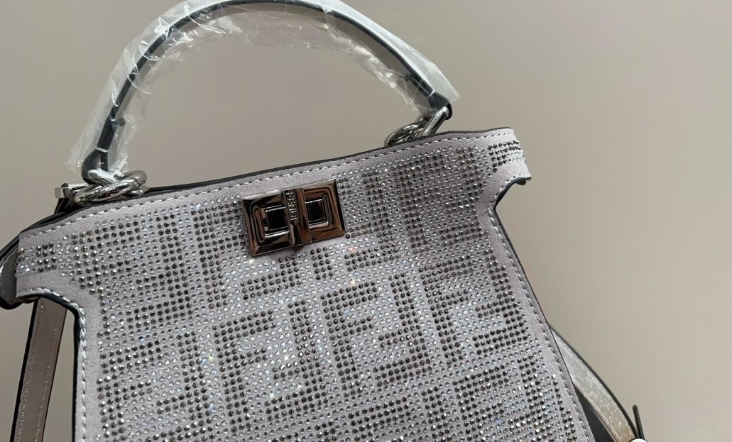 FD PEEKABOO ISEEU PETITE SILVER LEATHER BAG WITH CRYSTAL FF MOTIF 21CM 8BN335APKFF1JSU