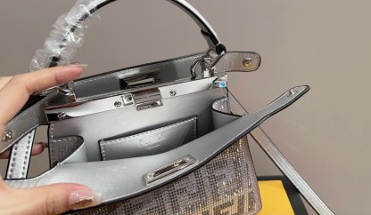 FD PEEKABOO ISEEU PETITE SILVER LEATHER BAG WITH CRYSTAL FF MOTIF 21CM 8BN335APKFF1JSU