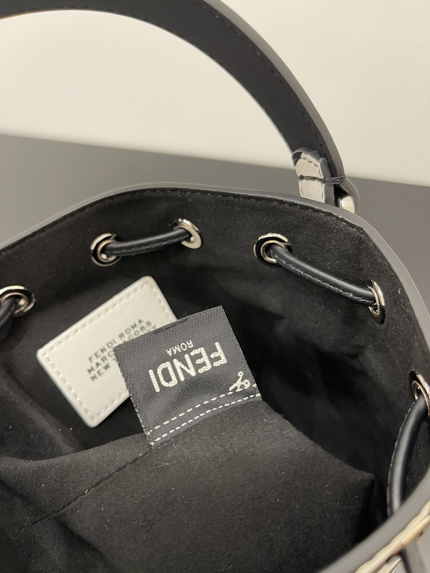 FD MON TRESOR BUCKET BAG BLACK WHITE 18CM