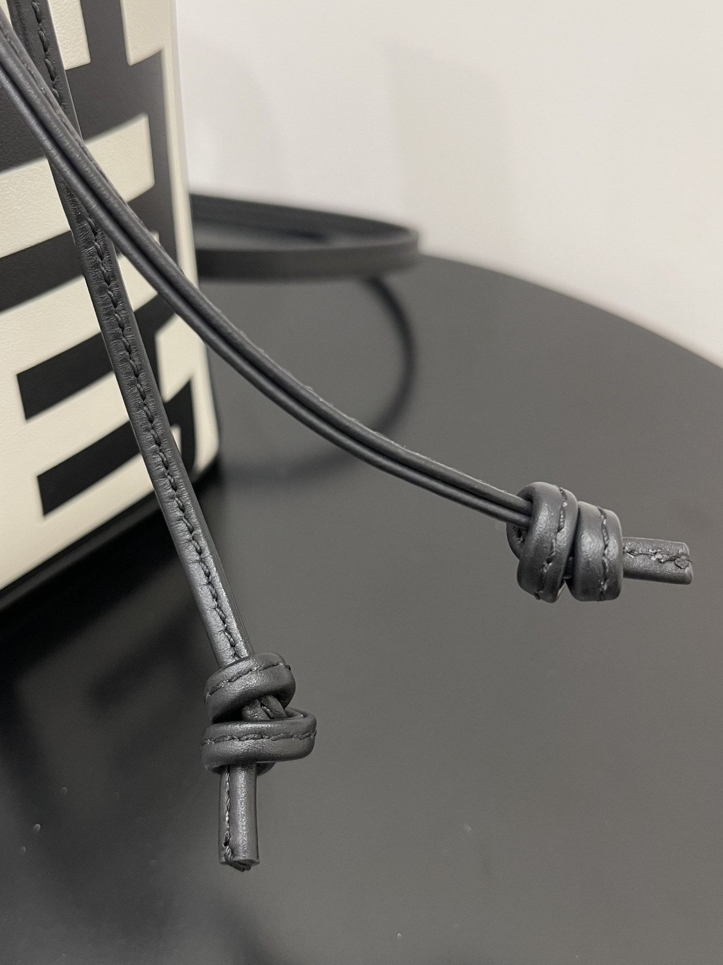 FD MON TRESOR BUCKET BAG BLACK WHITE 18CM