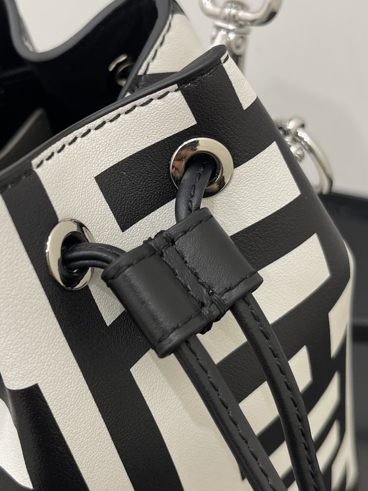 FD MON TRESOR BUCKET BAG BLACK WHITE 18CM