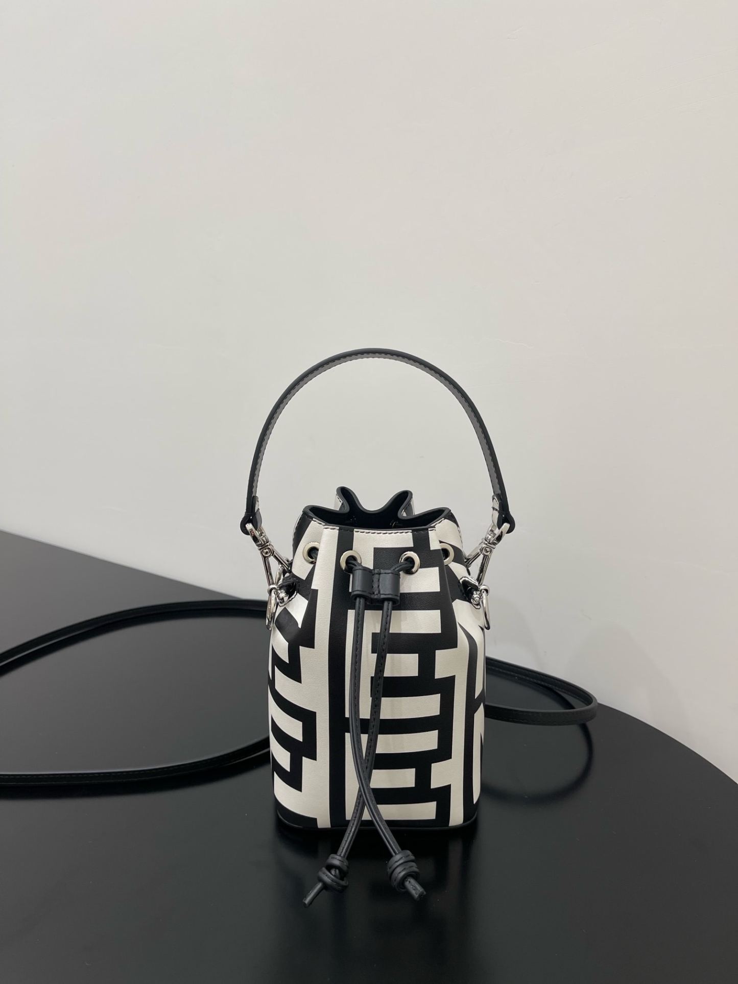 FD MON TRESOR BUCKET BAG BLACK WHITE 18CM