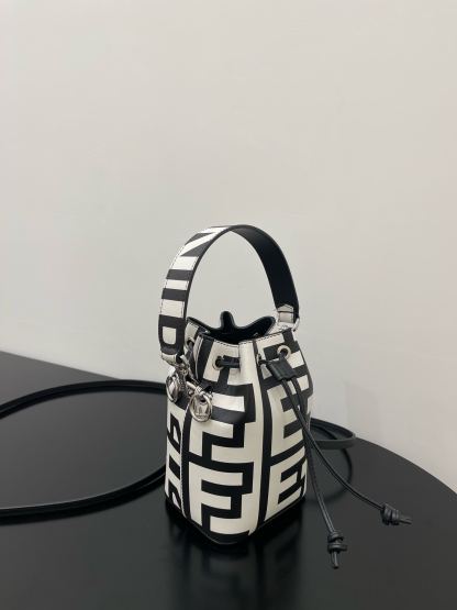 FD MON TRESOR BUCKET BAG BLACK WHITE 18CM