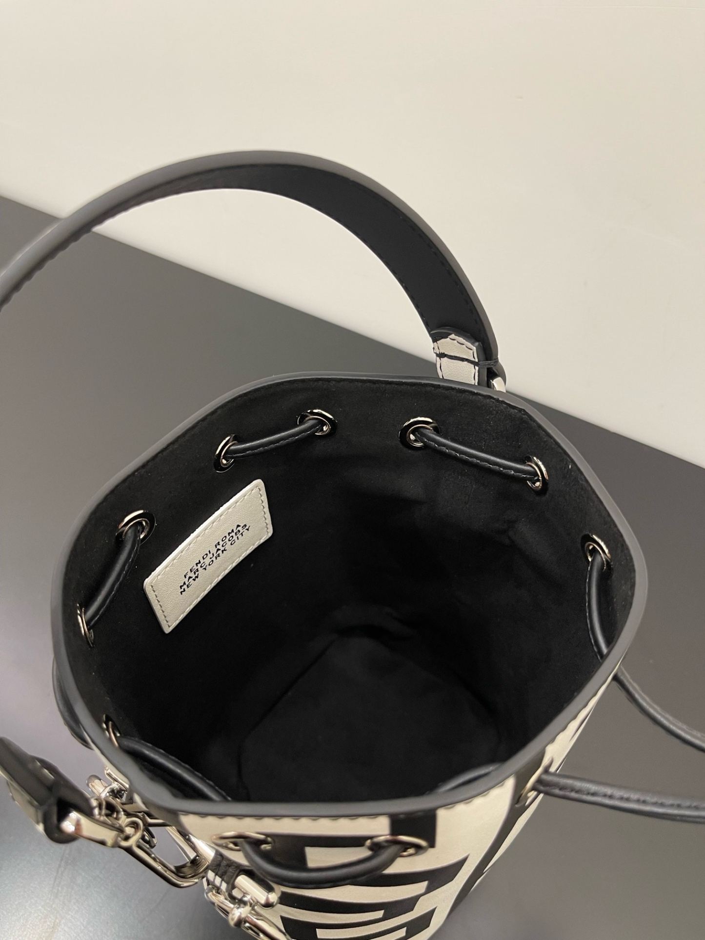 FD MON TRESOR BUCKET BAG BLACK WHITE 18CM