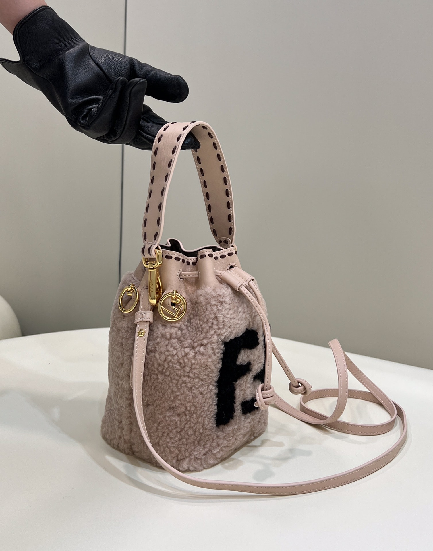FD MON TRESOR FD BUCKET BAG IN SHEEPSKIN WITH FF LOGO PINK