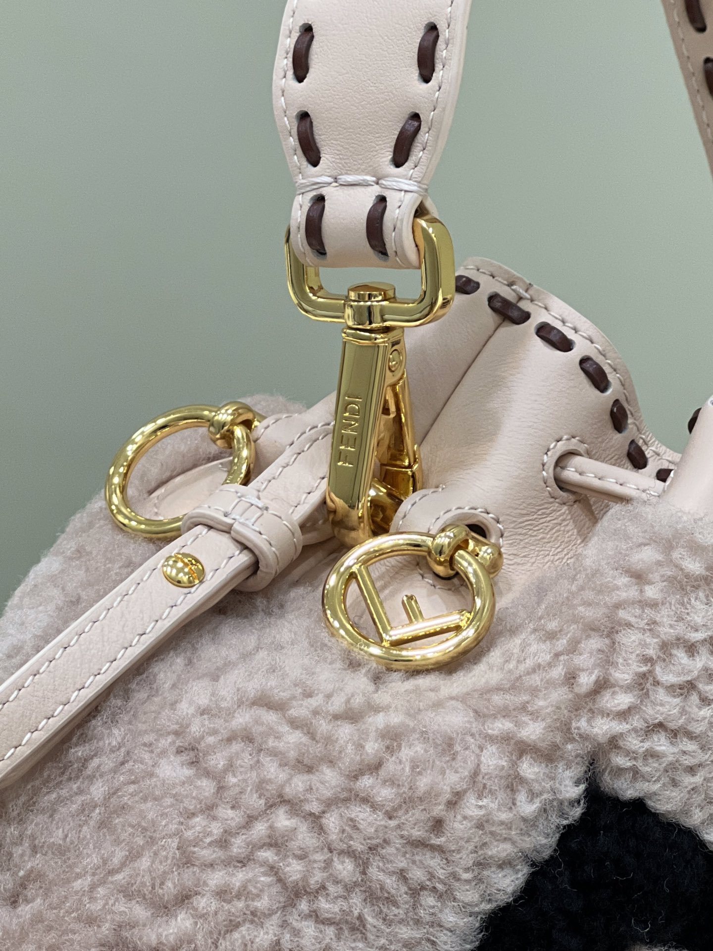 FD MON TRESOR FD BUCKET BAG IN SHEEPSKIN WITH FF LOGO PINK