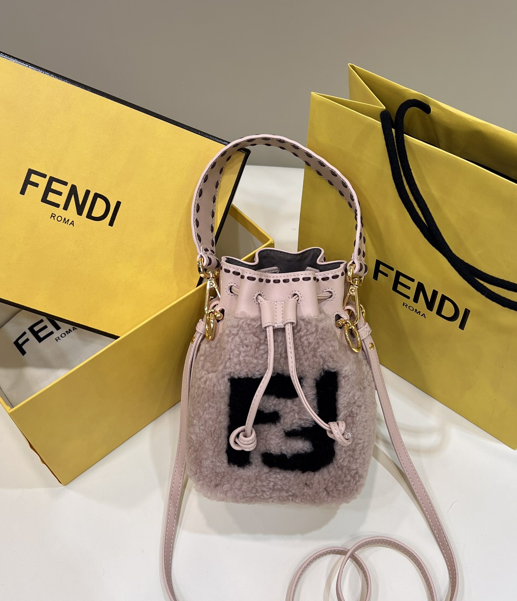 FD MON TRESOR FD BUCKET BAG IN SHEEPSKIN WITH FF LOGO PINK