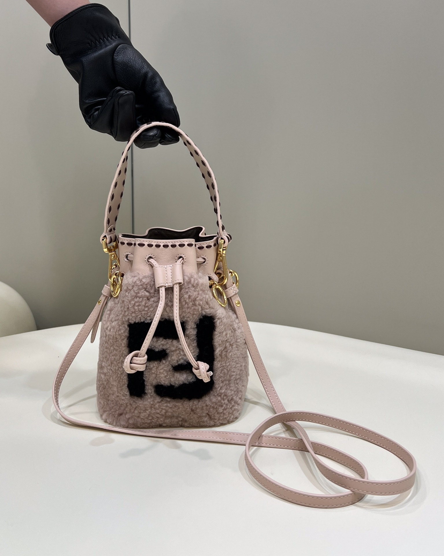 FD MON TRESOR FD BUCKET BAG IN SHEEPSKIN WITH FF LOGO PINK