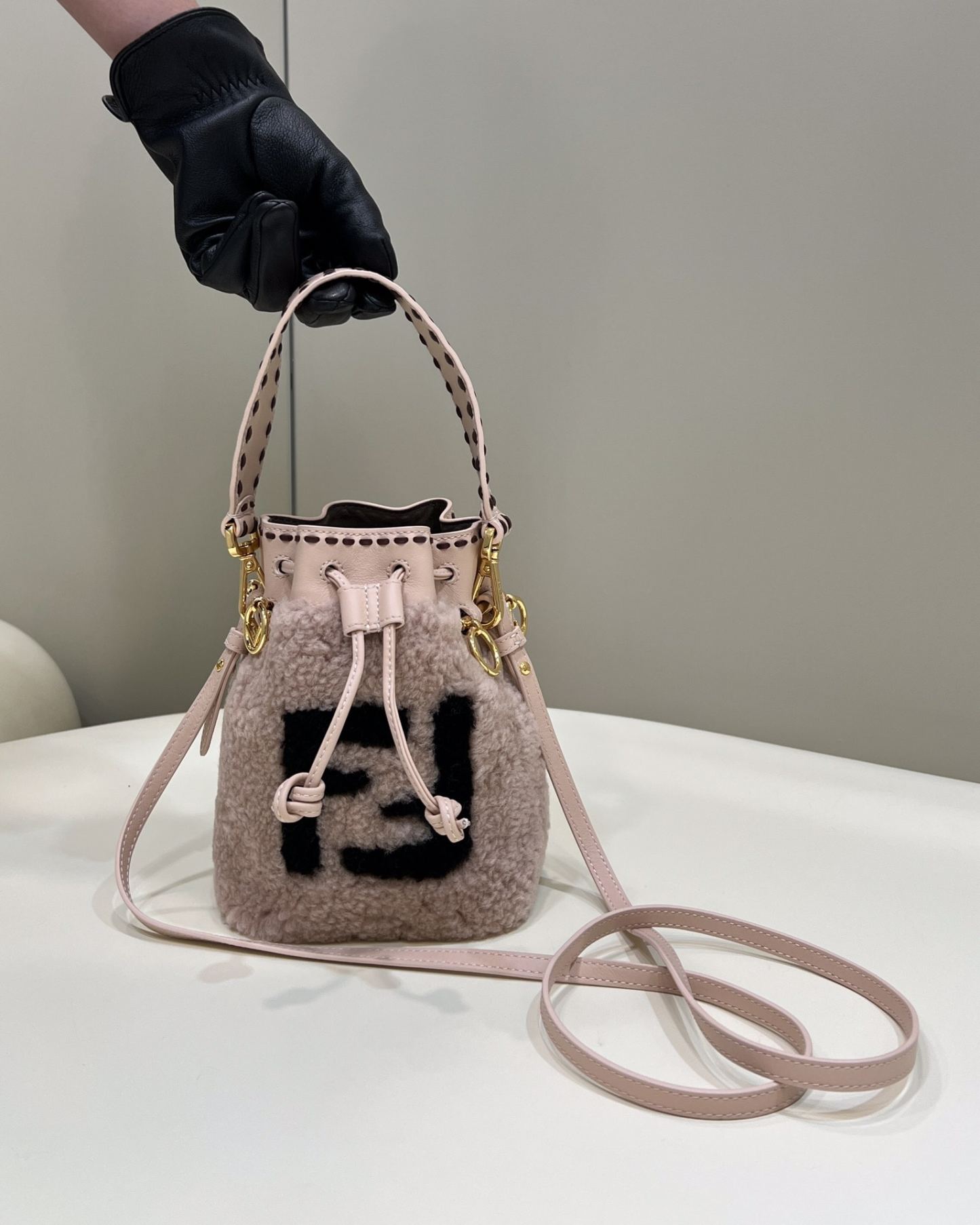 FD MON TRESOR FD BUCKET BAG IN SHEEPSKIN WITH FF LOGO PINK