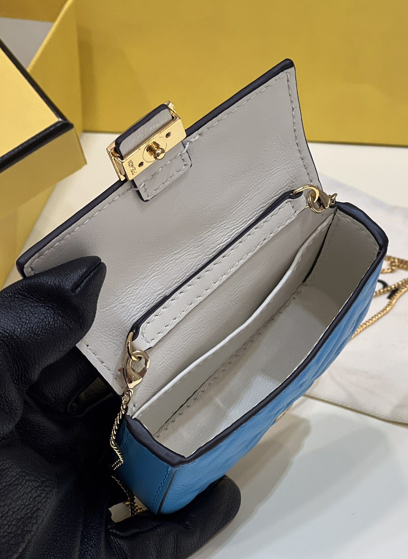 FD NANO BAGUETTE CHARM BLUE 10CM