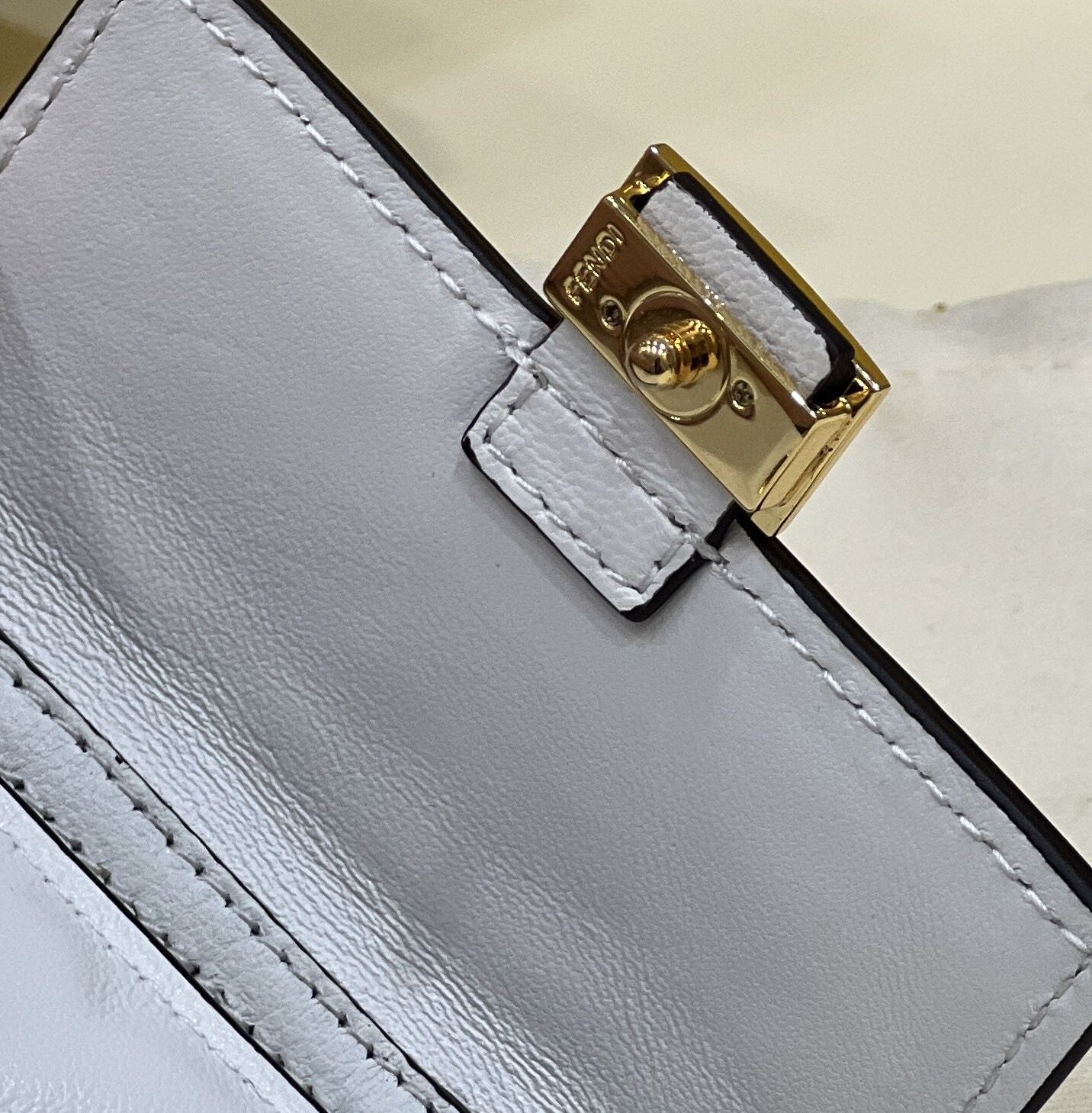 FD NANO BAGUETTE CHARM WHITE 10CM 7AR844AAJDF0QVL