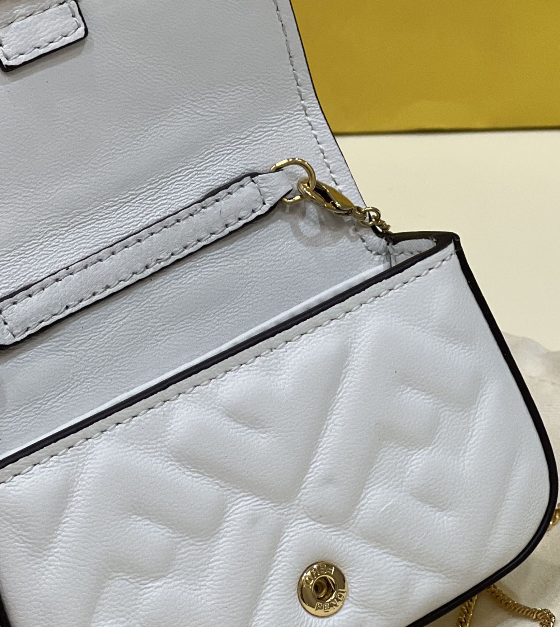 FD NANO BAGUETTE CHARM WHITE 10CM 7AR844AAJDF0QVL