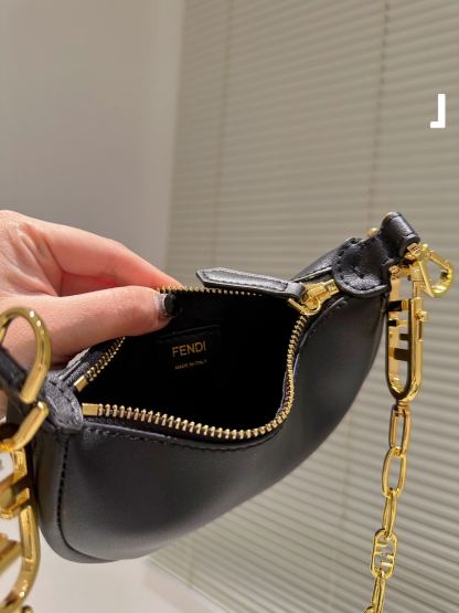 FD NANO FDGRAPHY BLACK LEATHER CHARM 19CM 7AS089A5DYF1HEJ