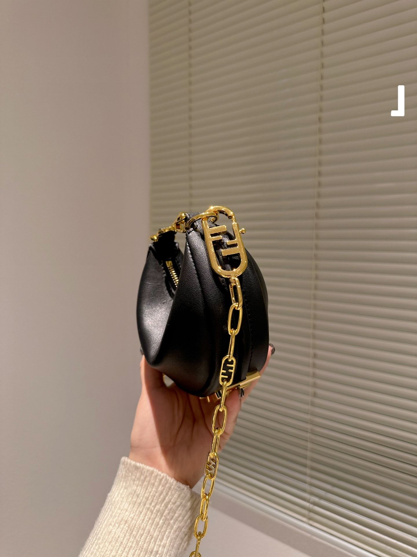 FD NANO FDGRAPHY BLACK LEATHER CHARM 19CM 7AS089A5DYF1HEJ