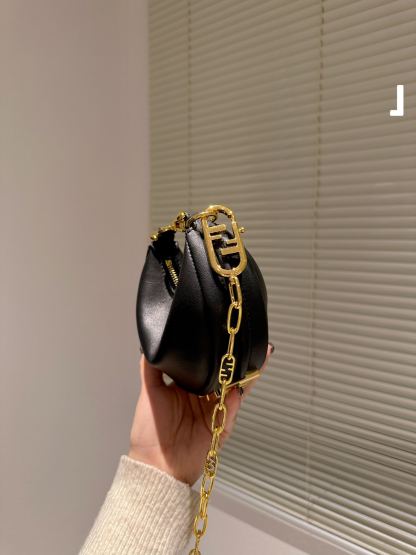 FD NANO FDGRAPHY BLACK LEATHER CHARM 19CM 7AS089A5DYF1HEJ