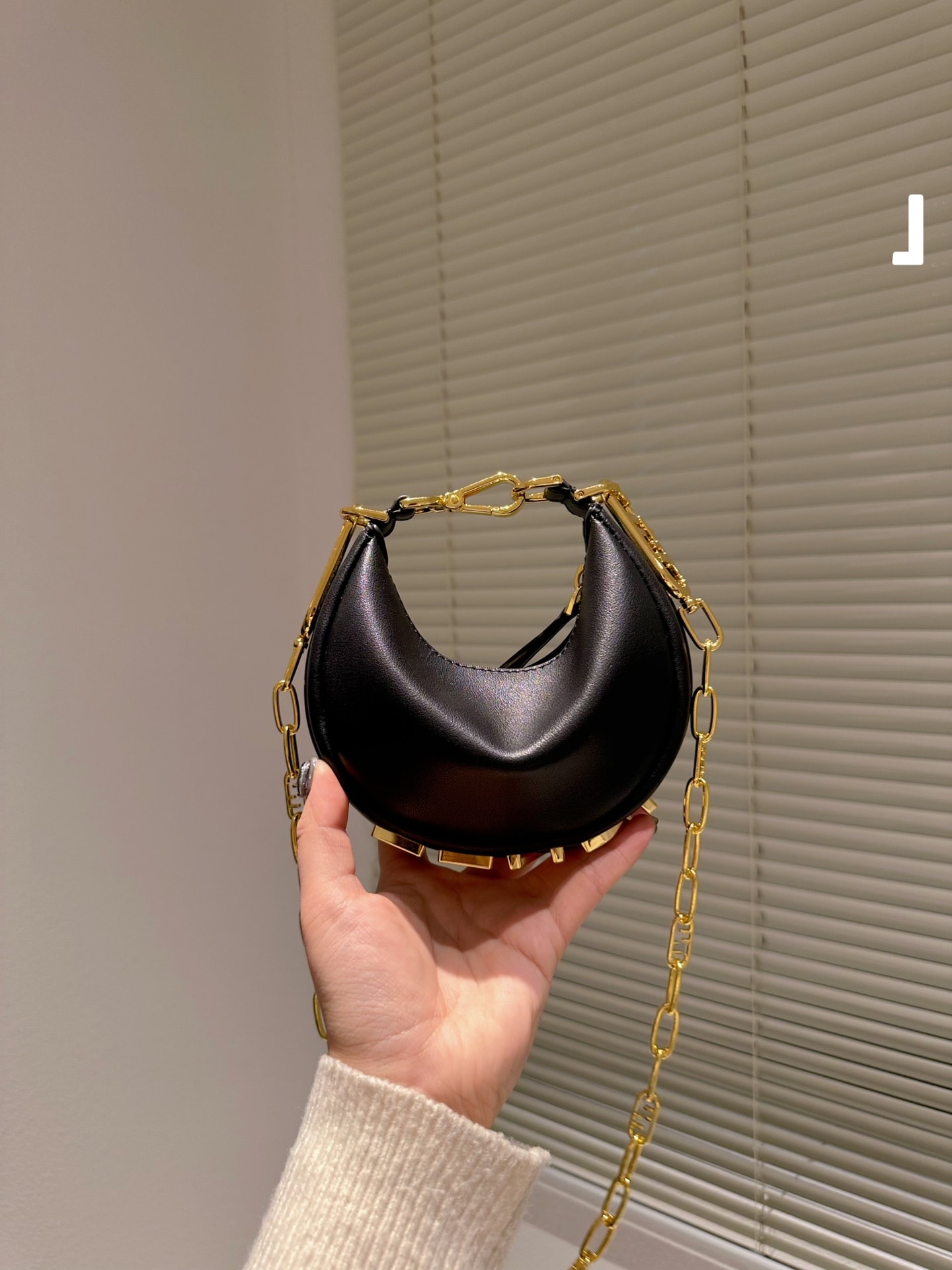 FD NANO FDGRAPHY BLACK LEATHER CHARM 19CM 7AS089A5DYF1HEJ