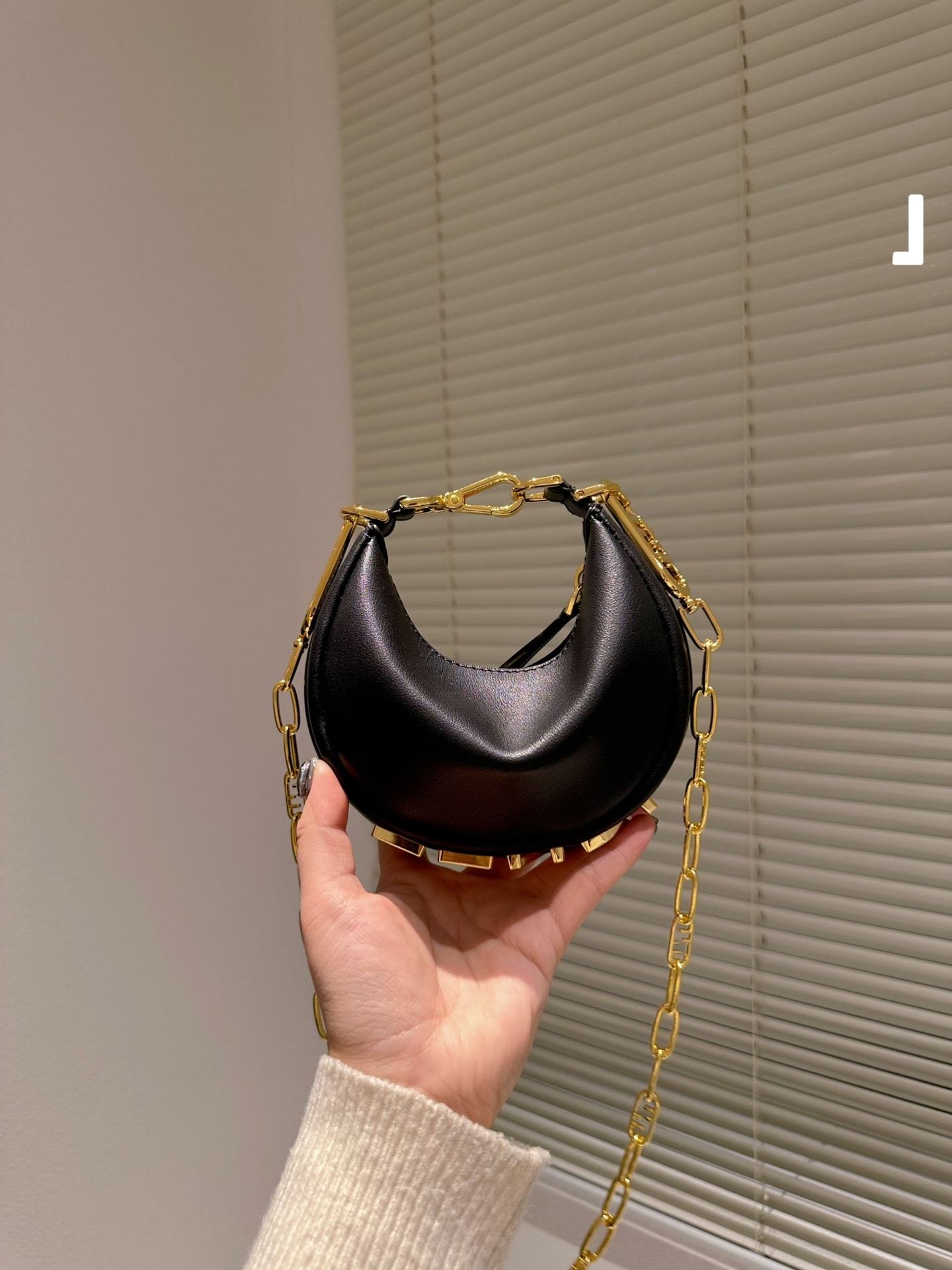 FD NANO FDGRAPHY BLACK LEATHER CHARM 19CM 7AS089A5DYF1HEJ