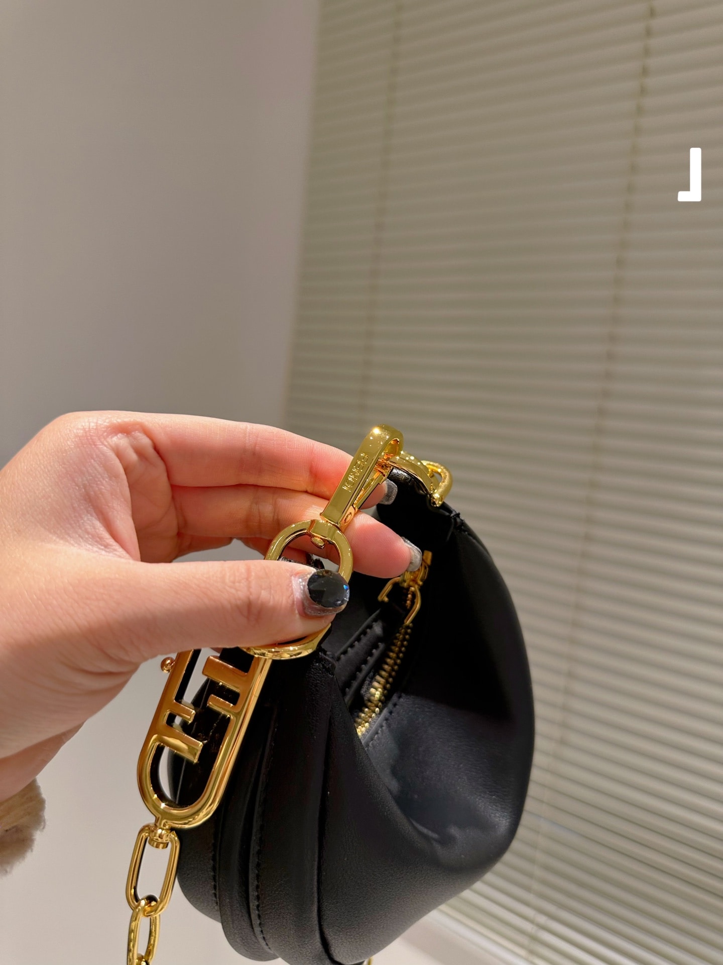 FD NANO FDGRAPHY BLACK LEATHER CHARM 19CM 7AS089A5DYF1HEJ