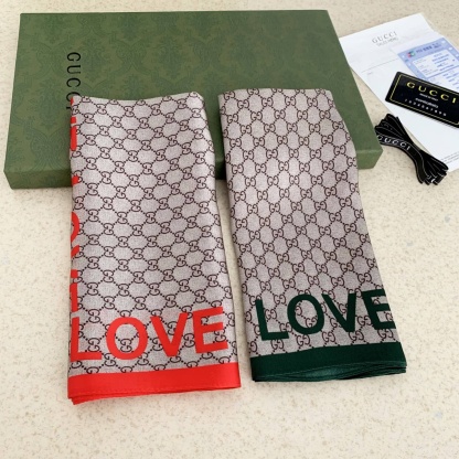 GG WOMEN'S NATURAL GG LOVE SILK SCARF RED