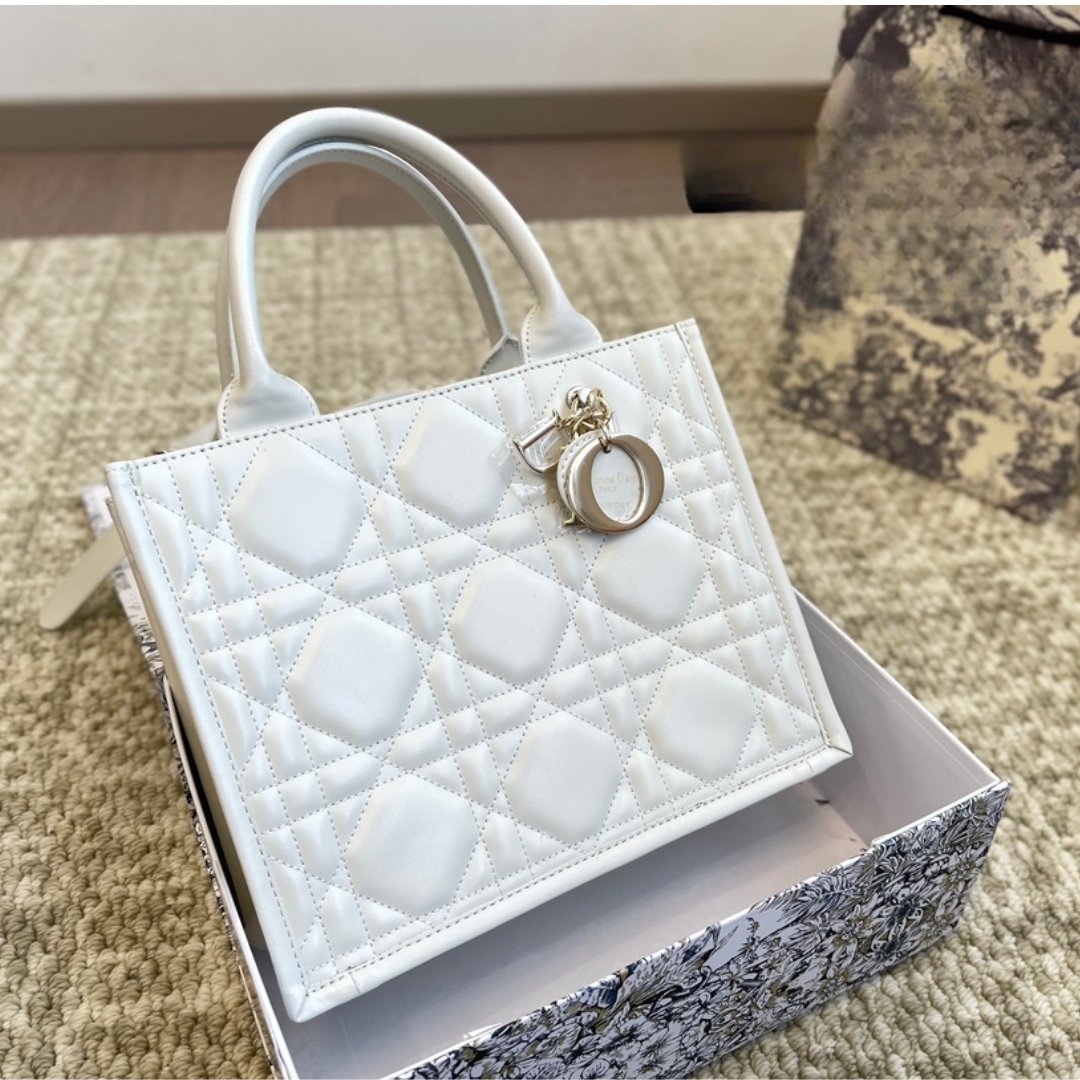 DOR SMALL BOOK TOTE MACROCANNAGE CALFSKIN LATTE 26CM M1325OWHP M030