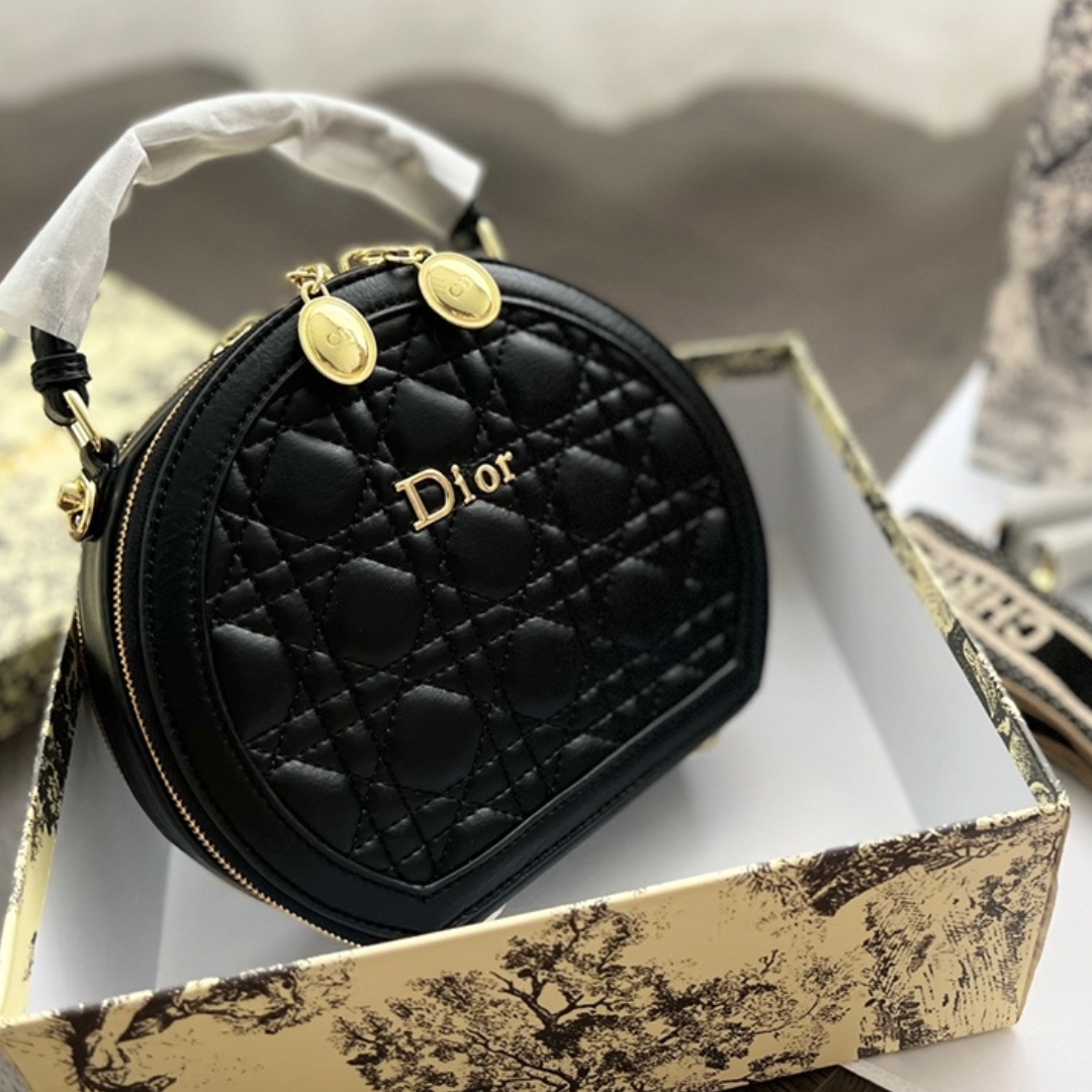 DOR CARO ROUND POUCH CROSS BAG GOLD HARDWARE BLACK 13CM