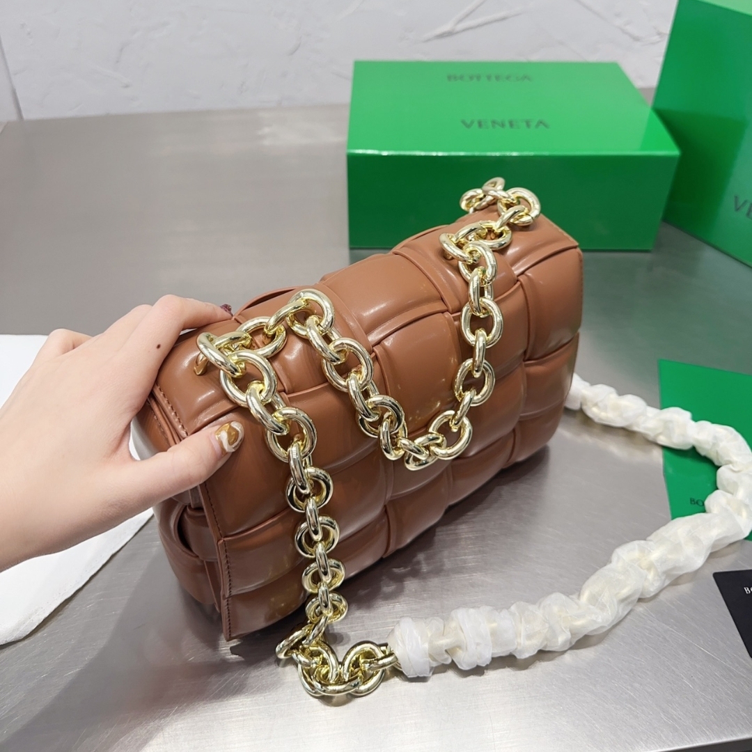 BOTTEGA VENETA CHAIN CASSETTE CROSSBODY BAG IN MAPLE 26CM