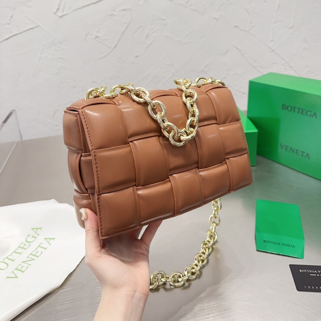 BOTTEGA VENETA CHAIN CASSETTE CROSSBODY BAG IN MAPLE 26CM