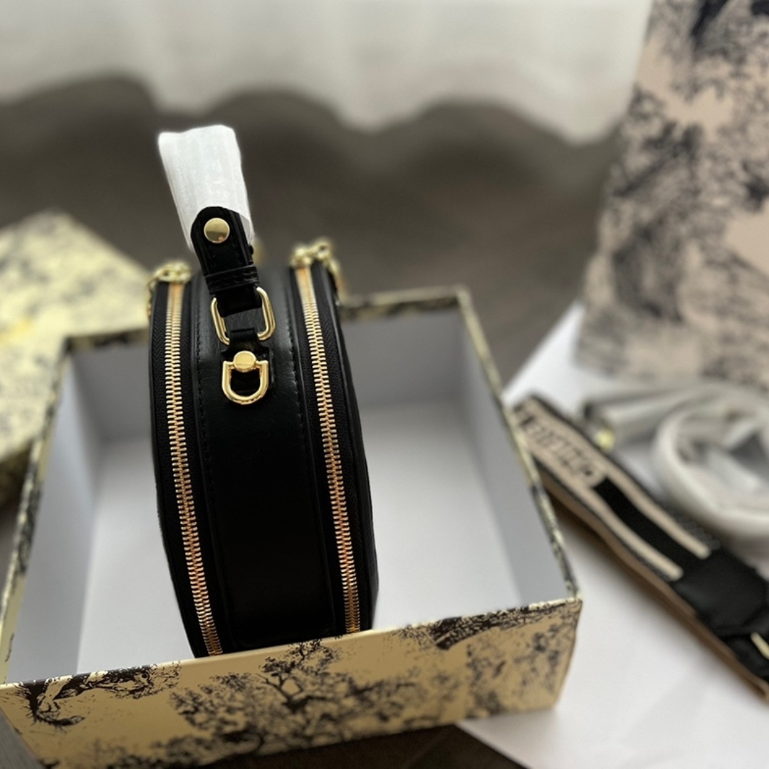 DOR CARO ROUND POUCH CROSS BAG GOLD HARDWARE BLACK 13CM