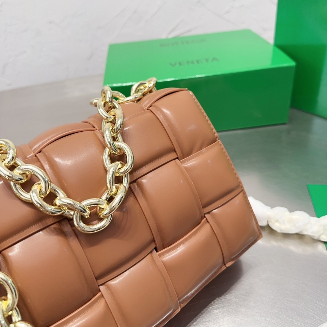 BOTTEGA VENETA CHAIN CASSETTE CROSSBODY BAG IN MAPLE 26CM