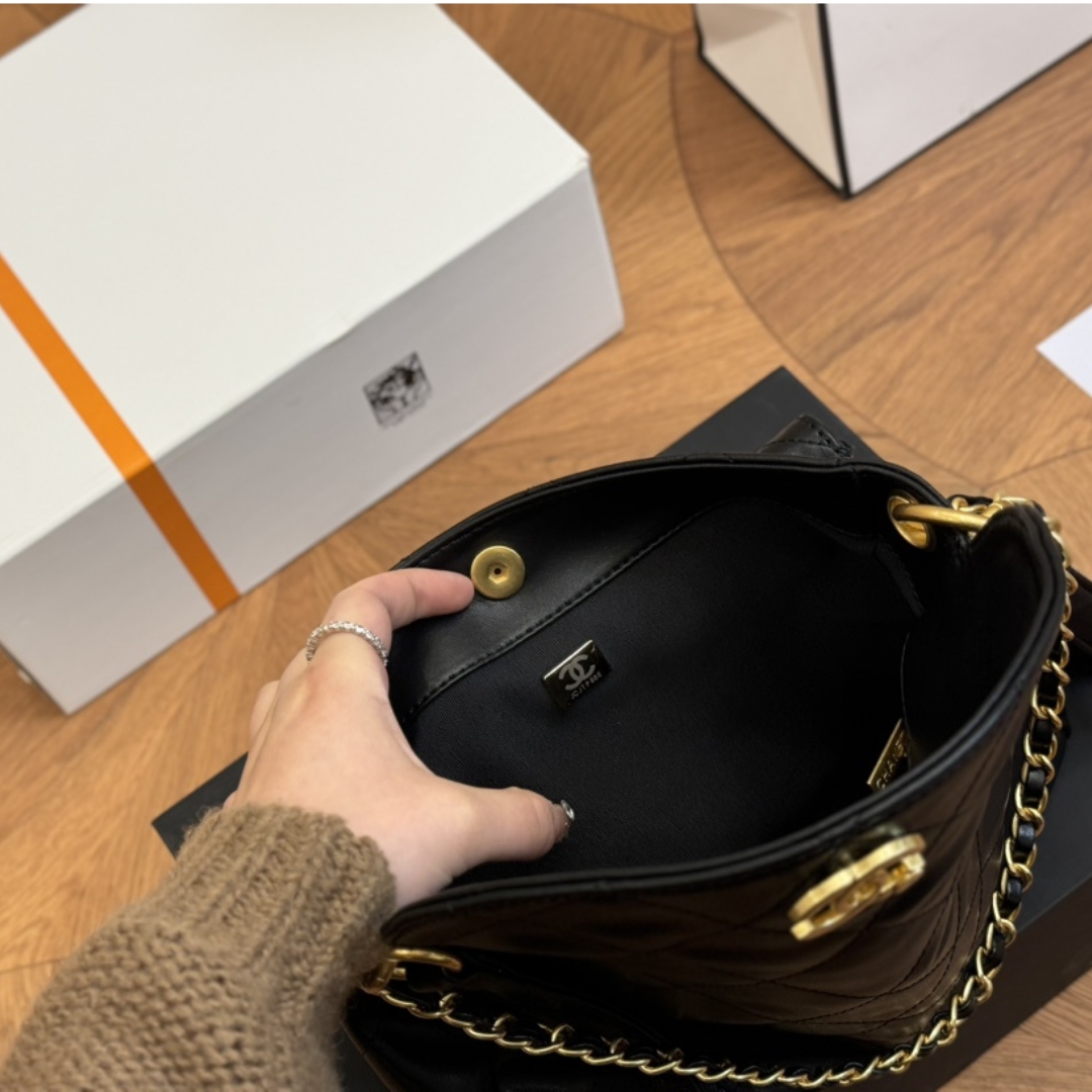 CC HOBO BAG GLOSSY CALFSKIN BLACK 25CM AS4668 B15543 94305