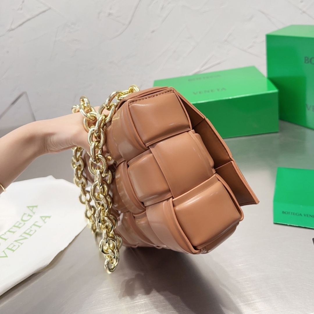BOTTEGA VENETA CHAIN CASSETTE CROSSBODY BAG IN MAPLE 26CM
