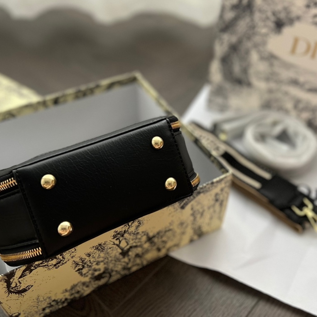 DOR CARO ROUND POUCH CROSS BAG GOLD HARDWARE BLACK 13CM