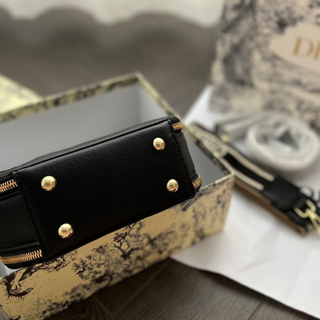 DOR CARO ROUND POUCH CROSS BAG GOLD HARDWARE BLACK 13CM