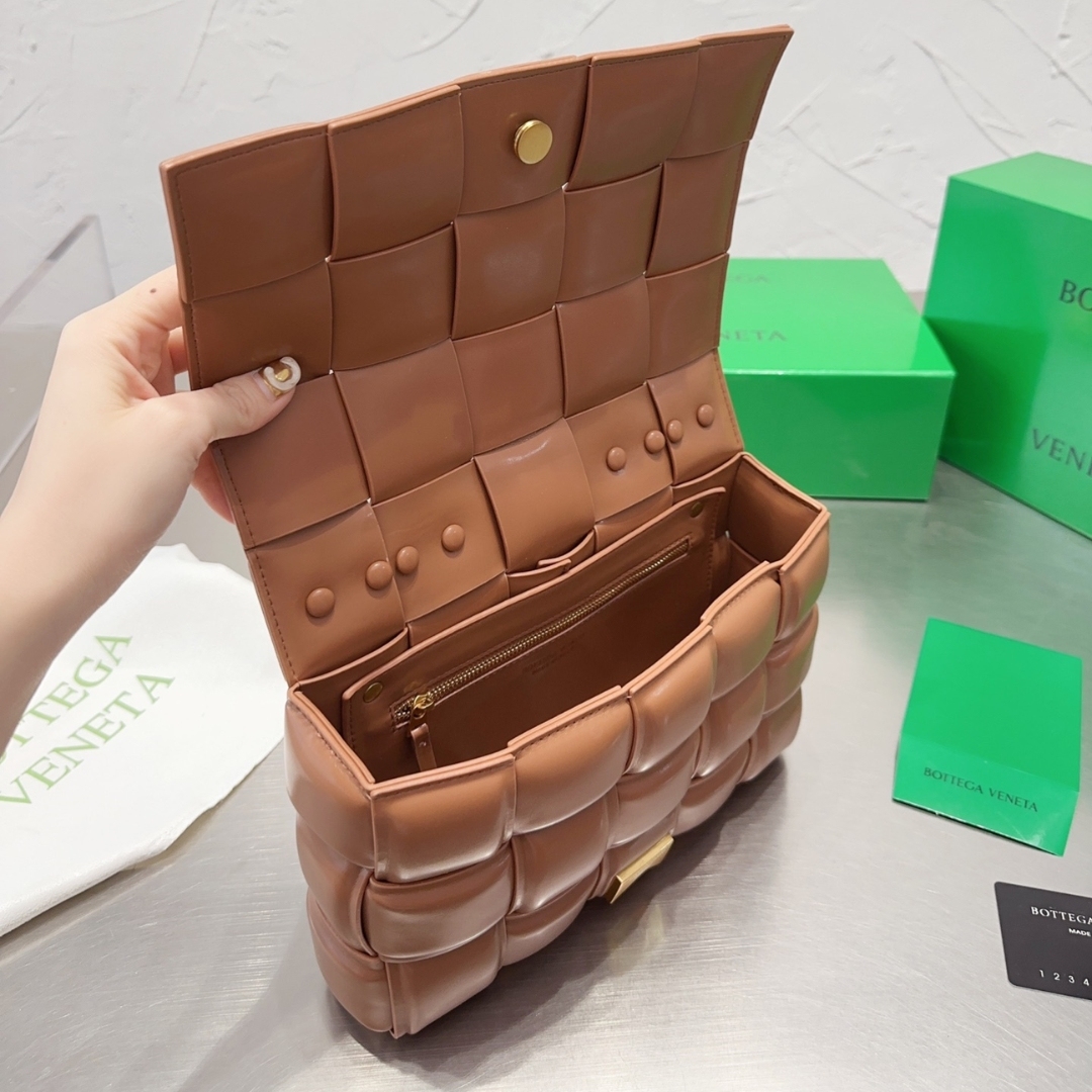 BOTTEGA VENETA CHAIN CASSETTE CROSSBODY BAG IN MAPLE 26CM