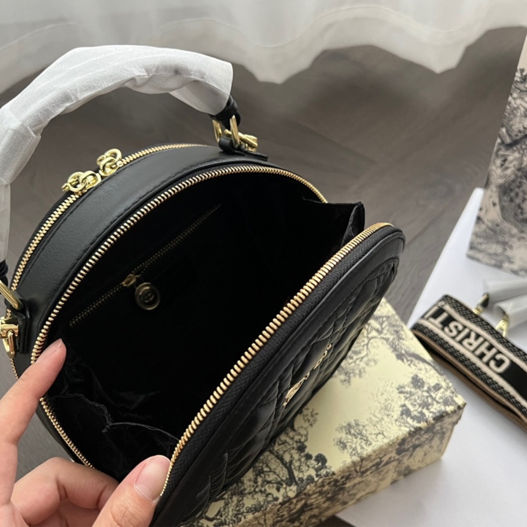 DOR CARO ROUND POUCH CROSS BAG GOLD HARDWARE BLACK 13CM