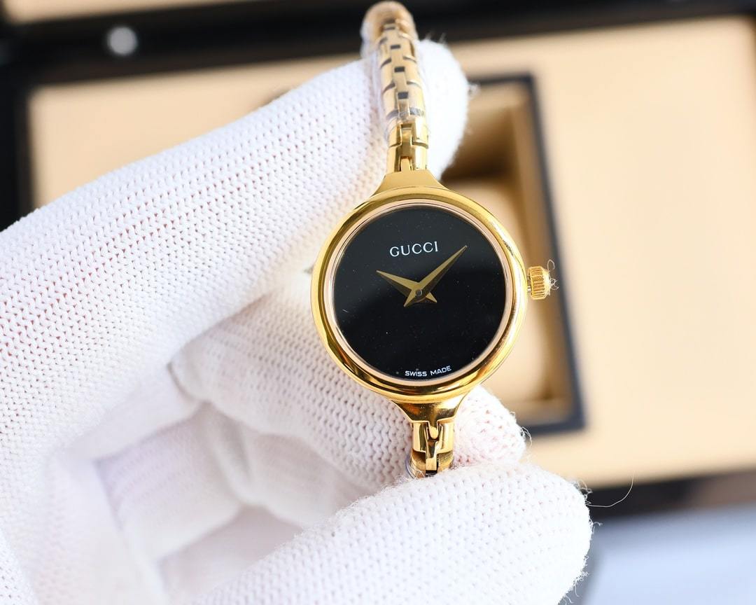 GUCCI LADIES WATCH ROUND CASE WITH SLIM DIAL GOLD IN BLACK 22MM