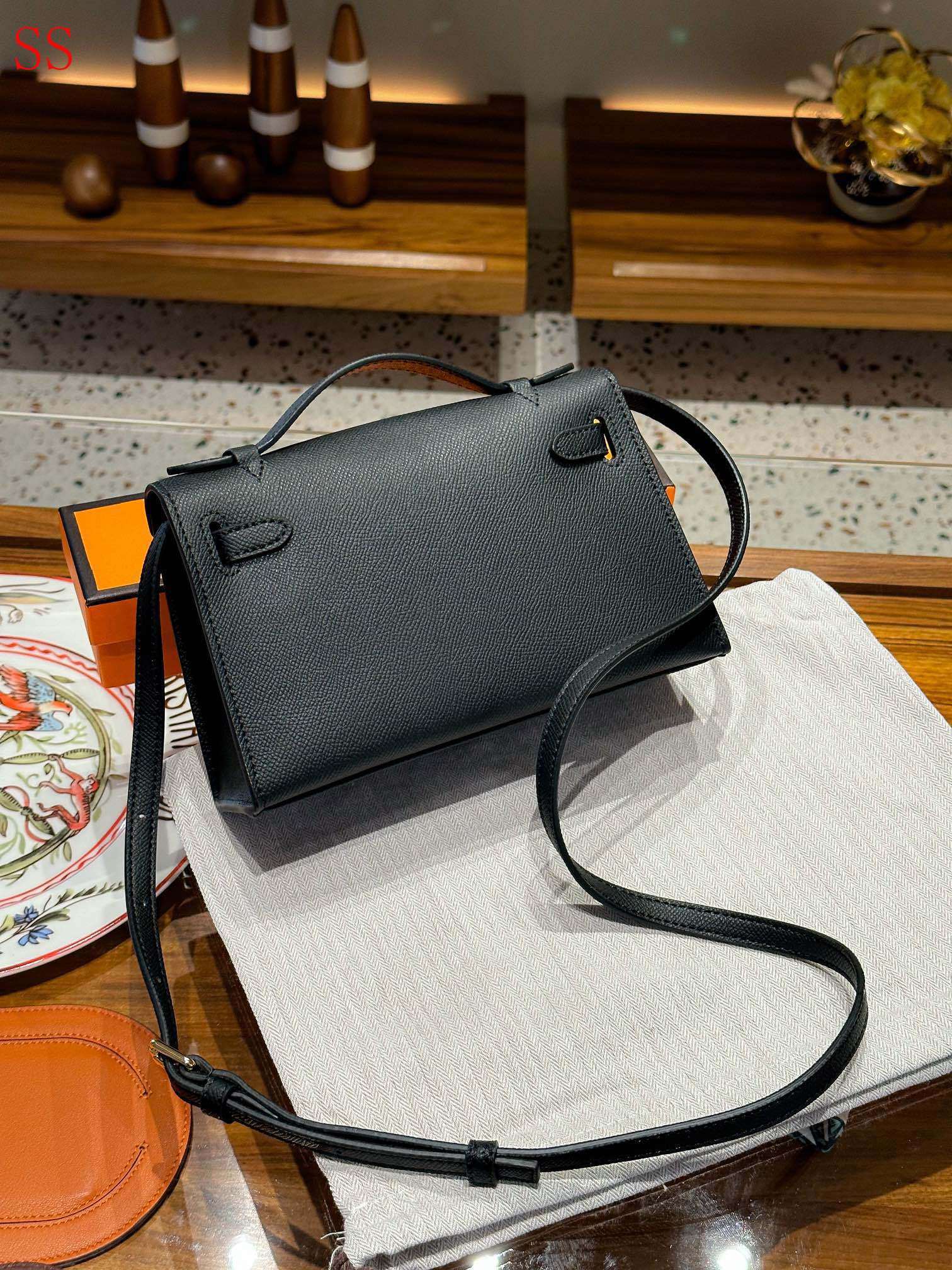 HM KELLY POCHETTE BLACK 22CM