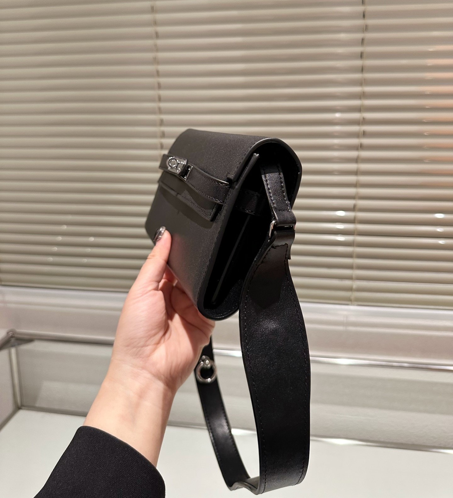HM KELLY WALLET LEATHER WITH STRAP 23CM