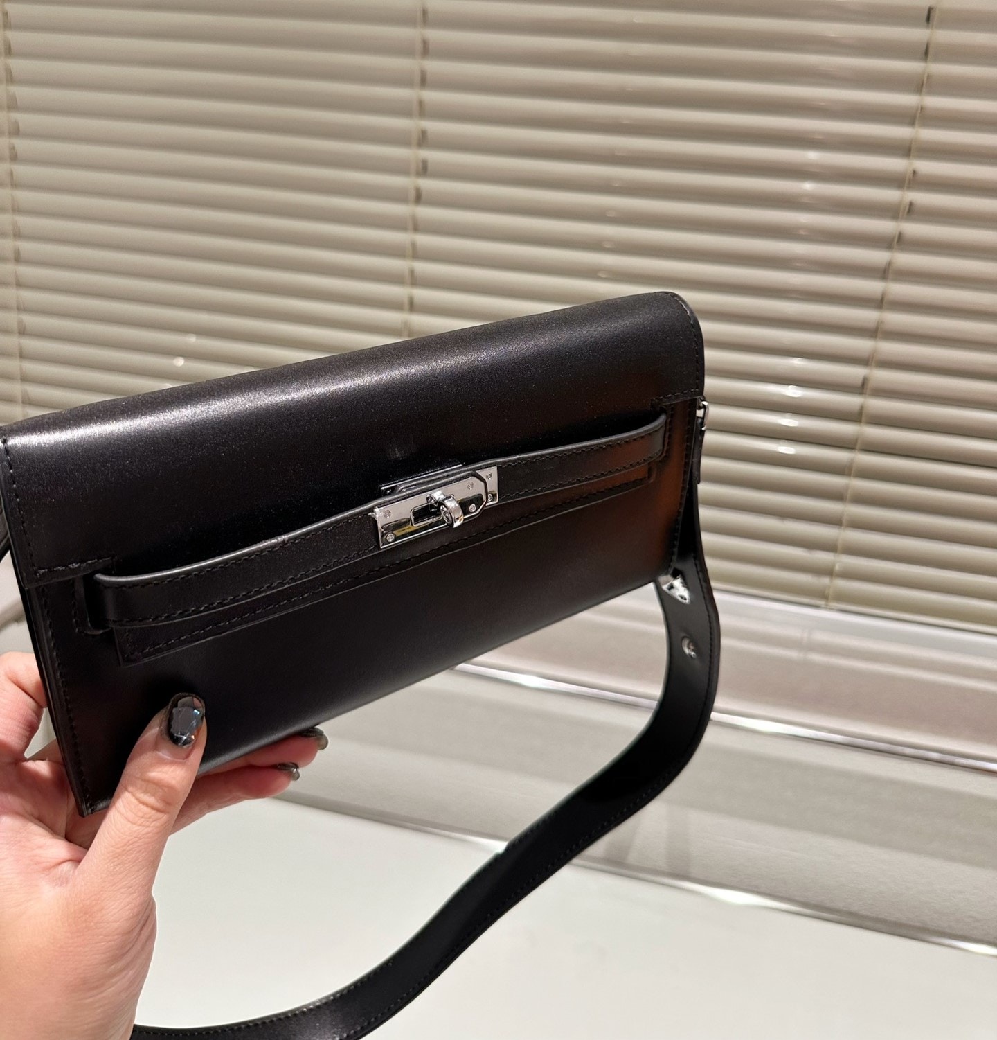 HM KELLY WALLET LEATHER WITH STRAP 23CM