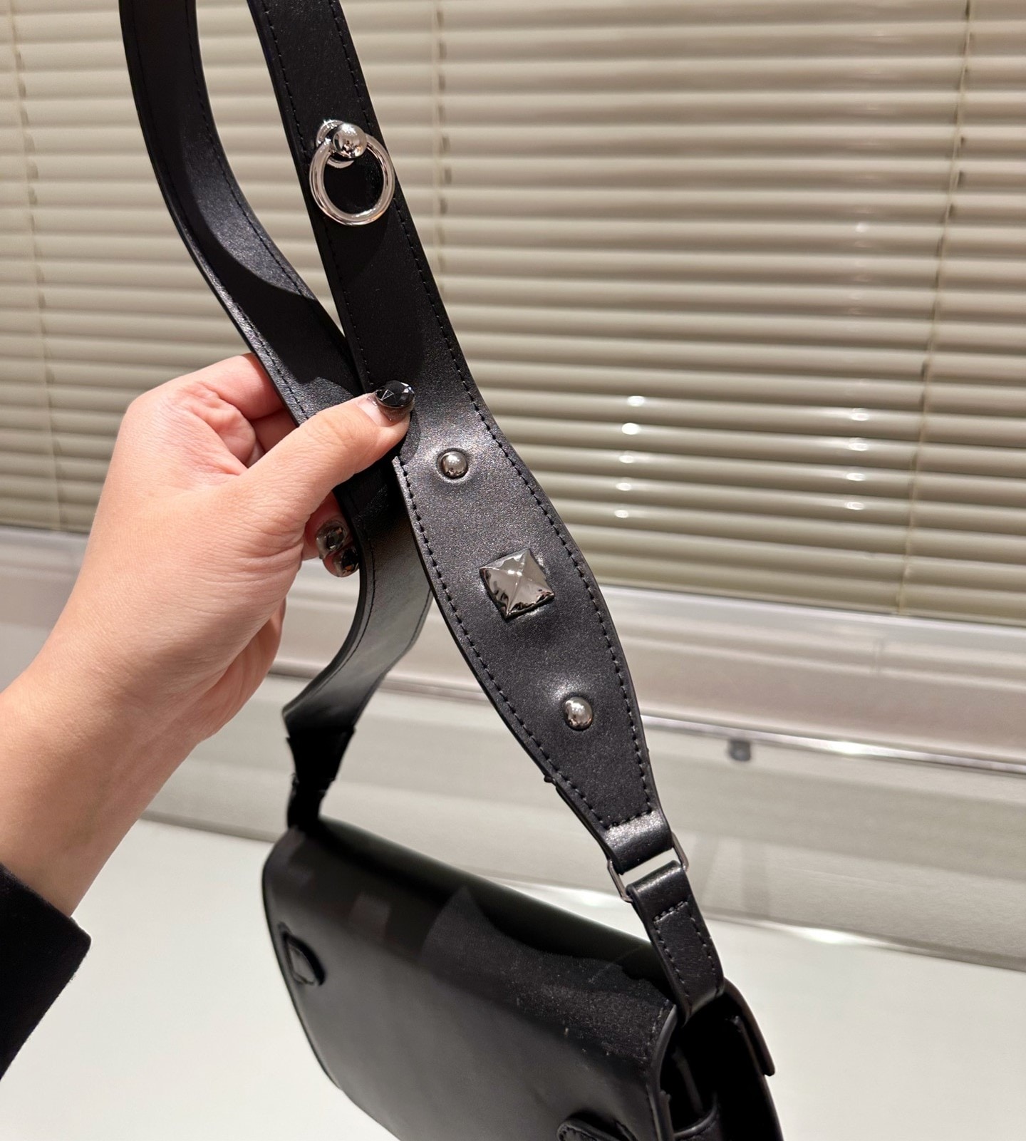 HM KELLY WALLET LEATHER WITH STRAP 23CM