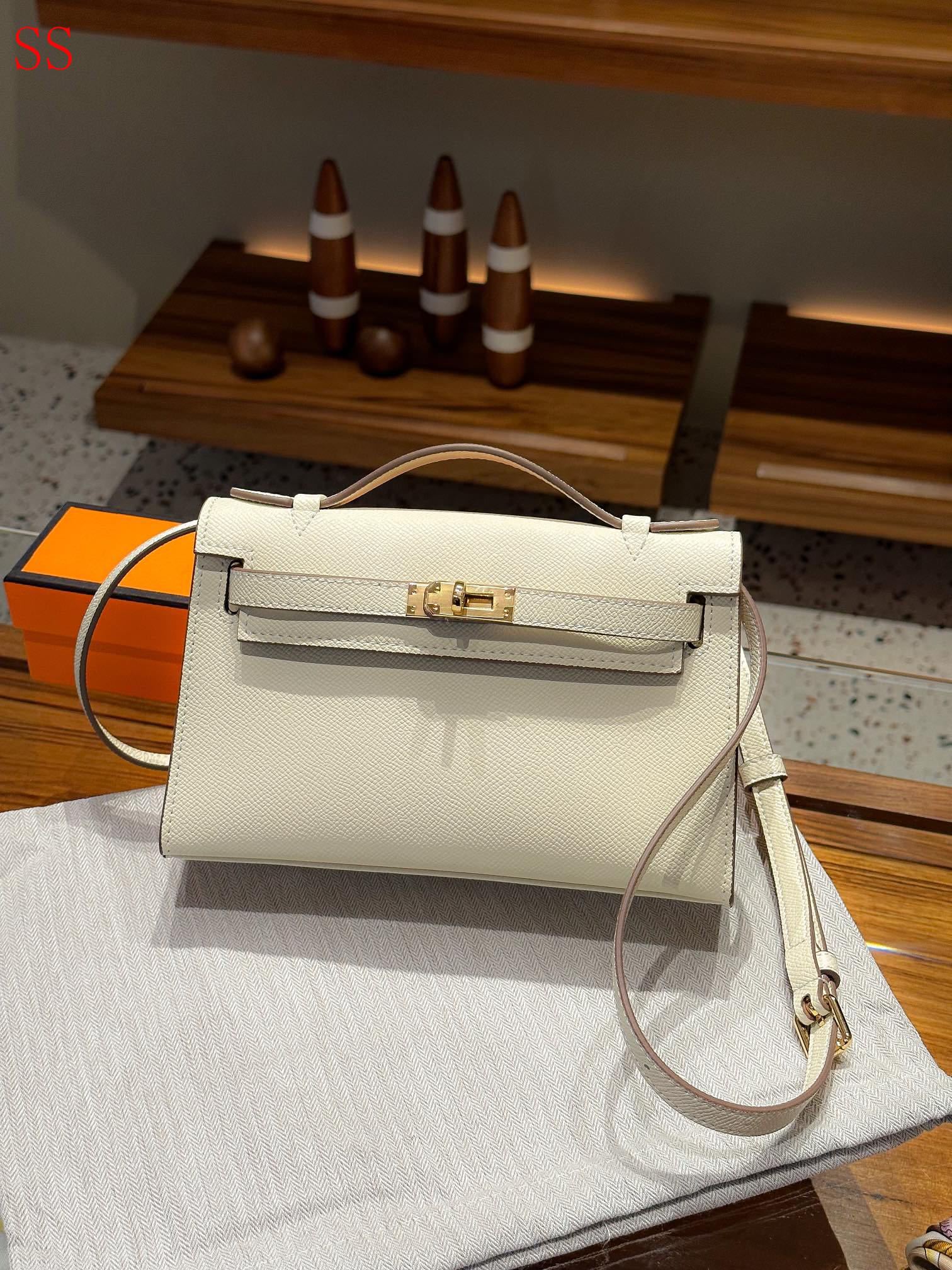 HM KELLY POCHETTE WHITE 22CM