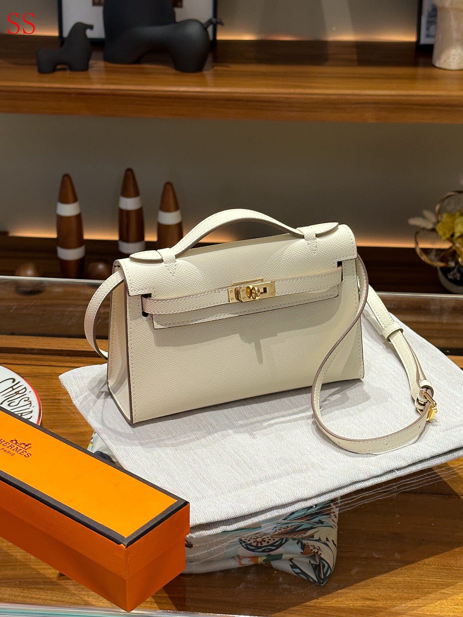 HM KELLY POCHETTE WHITE 22CM