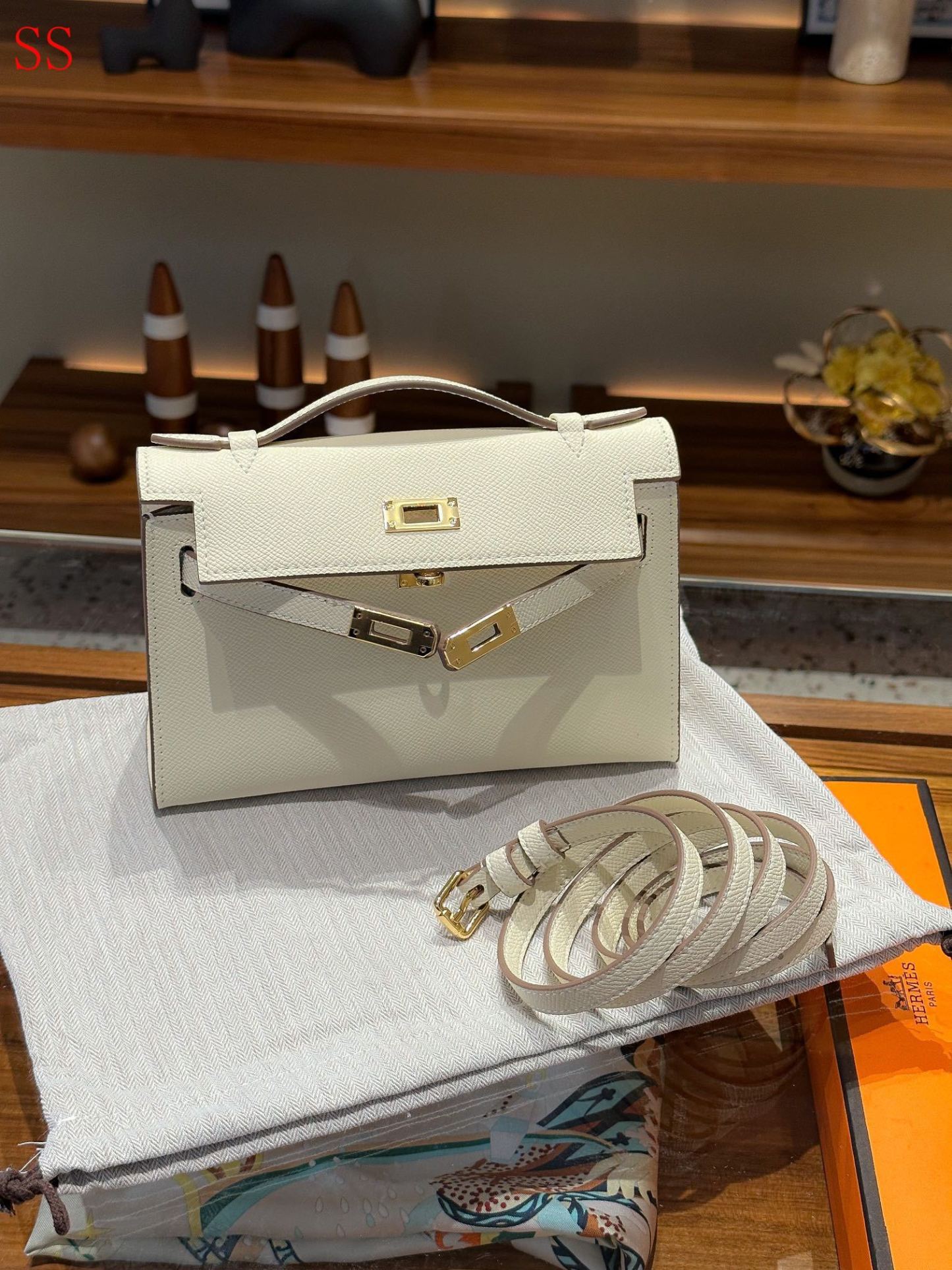 HM KELLY POCHETTE WHITE 22CM