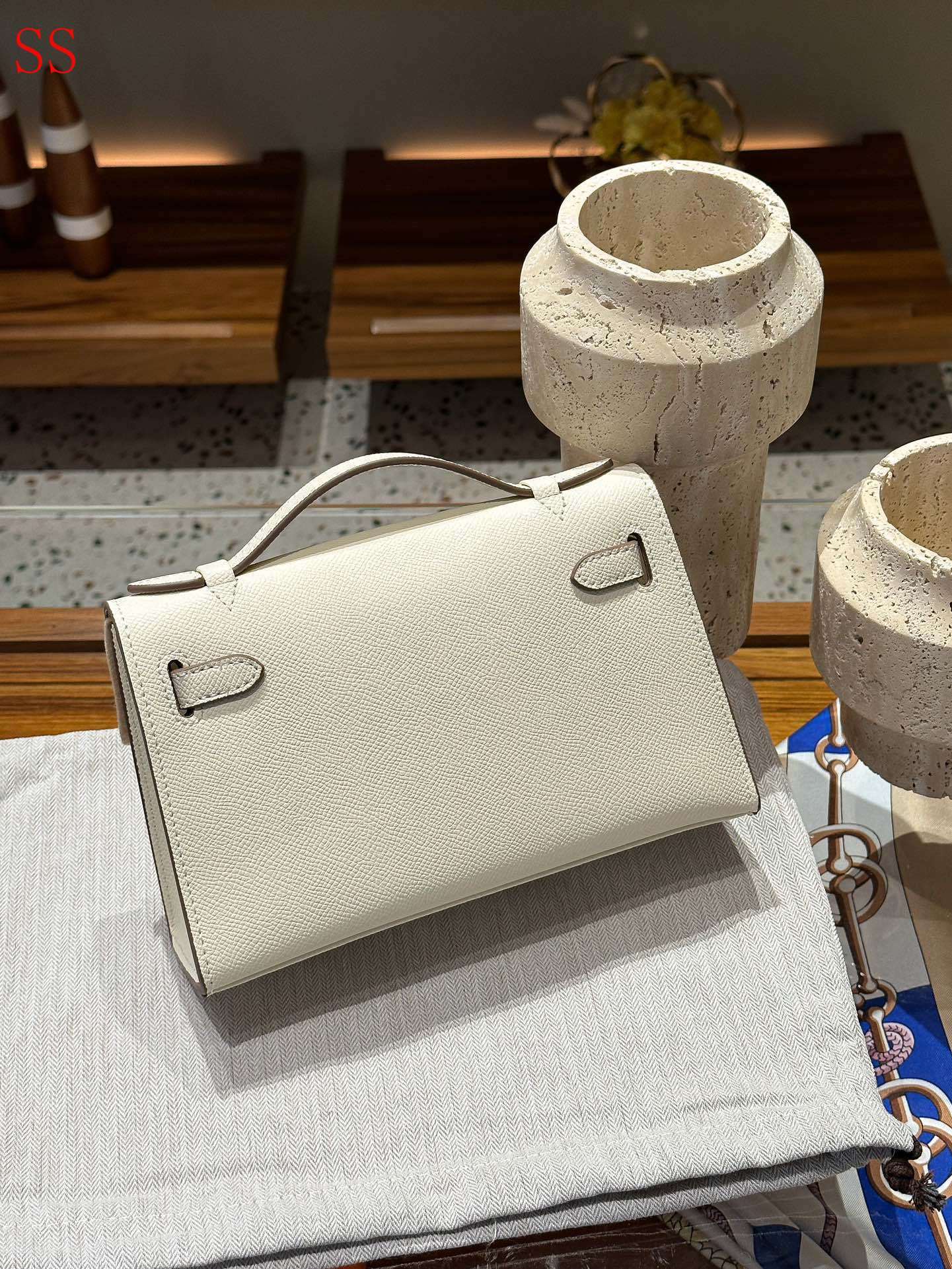 HM KELLY POCHETTE WHITE 22CM