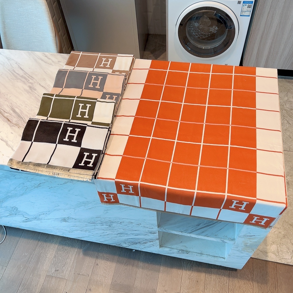 HM AVALON III THROW SCARF ORANGE