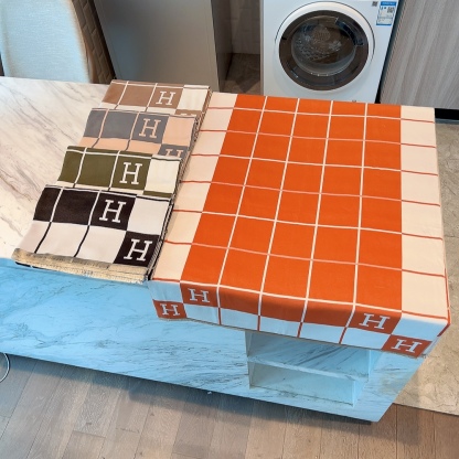 HM AVALON III THROW SCARF ORANGE